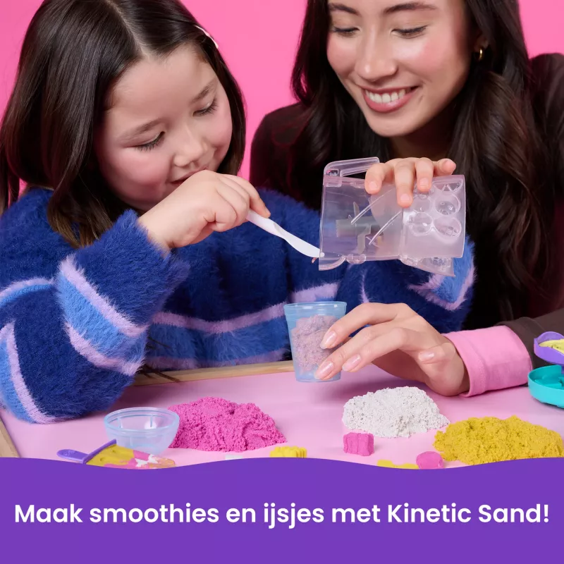 Kinetic Sand, Smoothie Mixer mängukomplekt, lihavõttekorvi täitematerjalid, sisaldab 14 untsi vormitavat mänguliiva, tööriistu ja pulgakommi vormi, mängutoit