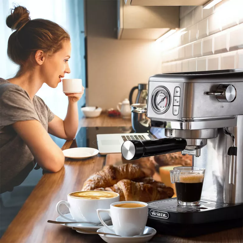 Ariete 1381 kohvimasin manomeetriga, ühildub jahvatatud kohvi ja ESE padjakestega, 1300 W, 1,1 l mahutavus, 15 bar rõhk, ½ tassi filter, Cappuccino seade, hõbedane