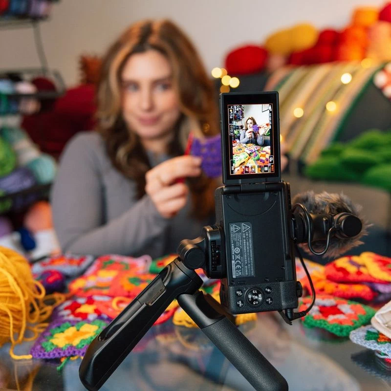 Kompaktkaamera Canon PowerShot V1 Premium Vlogger Kit — 22,3 MP, 1/4-tolline CMOS, 4K UHD, 3,1-kordne optiline suum, 3-tolline puuteekraan, must