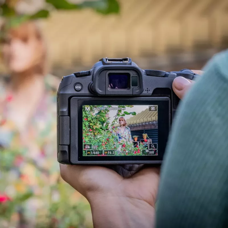 Canon EOS R8 + RF 24-105mm F4-7.1 IS STM MILC 24,2 MP CMOS 6000 x 4000 pikslit must