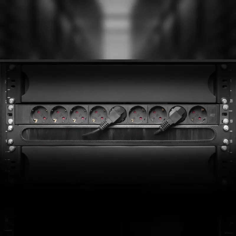 ACT pikendusjuhe PDU 19 inch CEE7/7 9 F-tüüpi pistikupesaga, 3 m H05VV-F 3G1,5