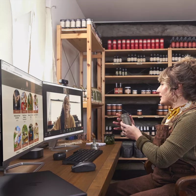 HP Poly Voyager Free 60+M UC süsinikmustad kõrvaklapid + BT700 USB-C adapter + puutetundliku ekraaniga laadimisümbris