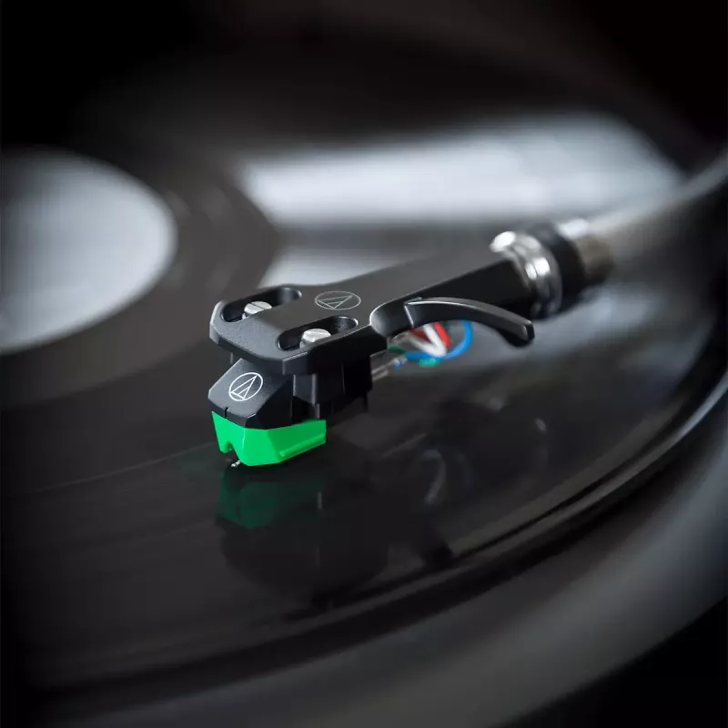 Audio-Technica AT-VM95E/H helipeaga monteeritud fonokassett koos AT-HS6BK peatoega (must/roheline)