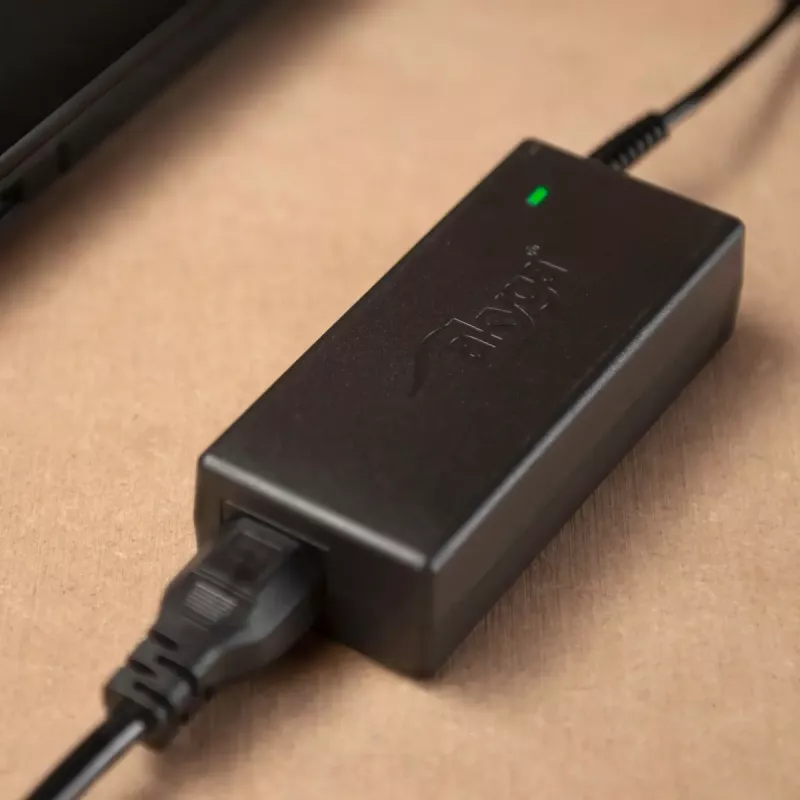 Sülearvuti laadija Akyga AK-ND-85, siseruumides kasutatav vahelduvvooluadapter sisendiga 100–250 V, väljund 12 V 5 A, kaabel 1,2 m, must