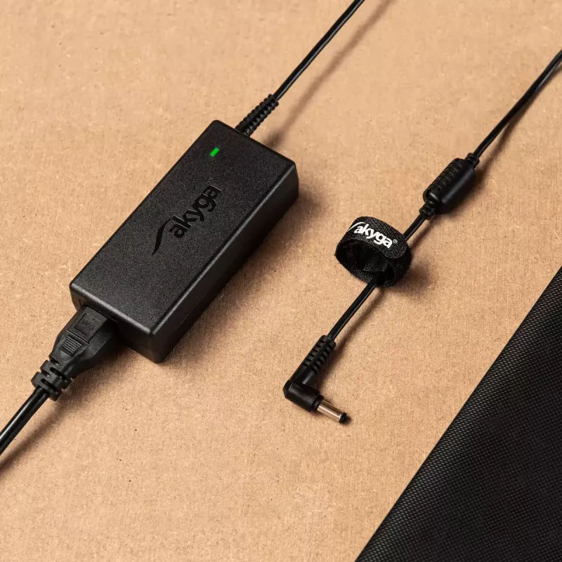 Sülearvuti laadija Akyga AK-ND-85, siseruumides kasutatav vahelduvvooluadapter sisendiga 100–250 V, väljund 12 V 5 A, kaabel 1,2 m, must