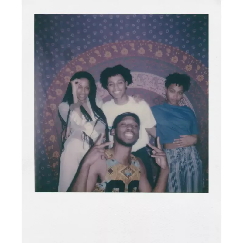 Hetkkaamera POLAROID Now Gen 3 kollane — mudel 9158, analoog-hetkprindi kaamera, integreeritud välklamp