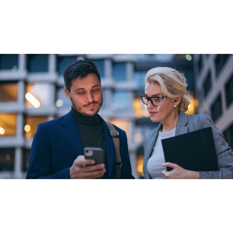 Cellularline Nebit – TWS-tõlk NEBIT TWS kõrvaklapid reaalajas tõlkefunktsiooniga. Elegantsed ja intelligentsed, loodud keelebarjääride murdmiseks ning kohese suhtluse ja transkriptsiooni toetamiseks.