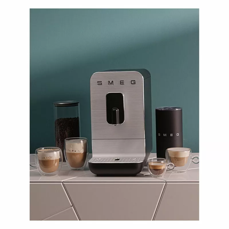 SMEG BCC11BLMEU Oast-kuni-tassini kohvimasin aurufunktsiooniga, mattmust