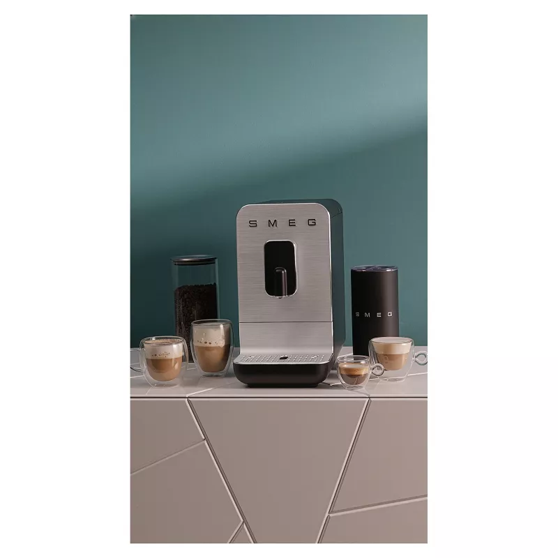 SMEG BCC11BLMEU Oast-kuni-tassini kohvimasin aurufunktsiooniga, mattmust