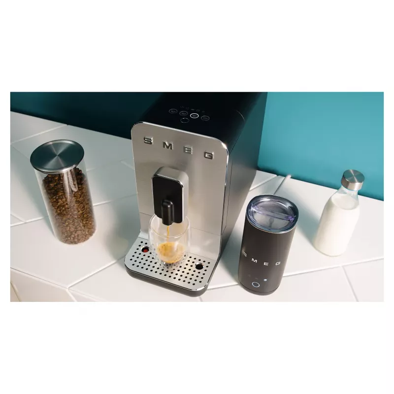 SMEG BCC11BLMEU Oast-kuni-tassini kohvimasin aurufunktsiooniga, mattmust