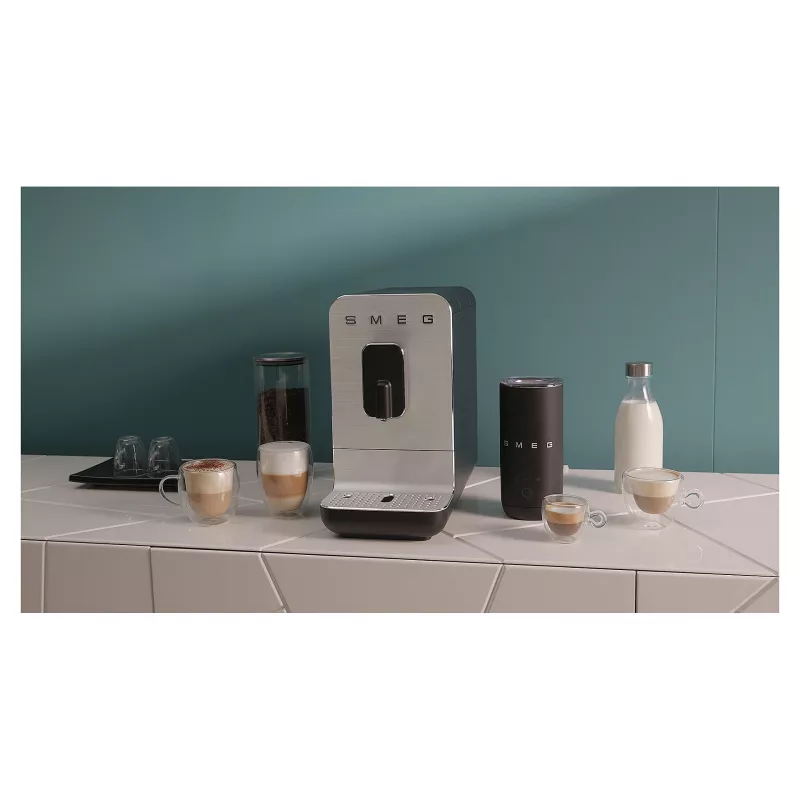 SMEG BCC11BLMEU Oast-kuni-tassini kohvimasin aurufunktsiooniga, mattmust