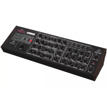 Behringer PRO-800 Analoogsüntesaator - 8-häälne lauamoodul 16 VCO, arpeggiaatori ja polüahelaga