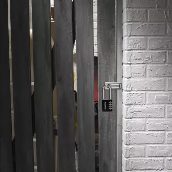 Master Lock 7640EURDBLK Kombinatsioonlukk 40 mm korpuse laius, karastatud terasest kaar, 4-kettaga ümberseadistatav, hõbe/hall