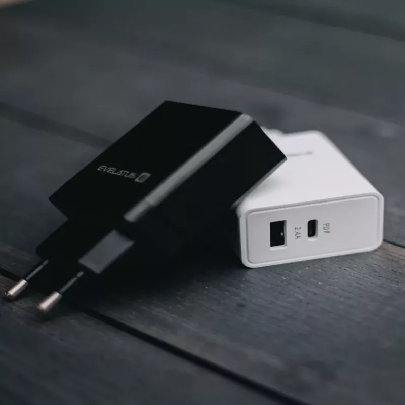 Evelatus Universal Travel Charger ETC04 USB 2.4A + Type-C 3A 30W Power Delivery Black