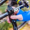 Forever Outdoor Bikes Jalgrattatugi - Alumiiniumisulamist küljetugi 24-29-tollistele jalgratastele, must