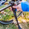 Forever Outdoor Bikes Jalgrattatugi - Alumiiniumisulamist küljetugi 24-29-tollistele jalgratastele, must