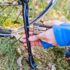 Forever Outdoor Bikes Jalgrattatugi - Alumiiniumisulamist küljetugi 24-29-tollistele jalgratastele, must
