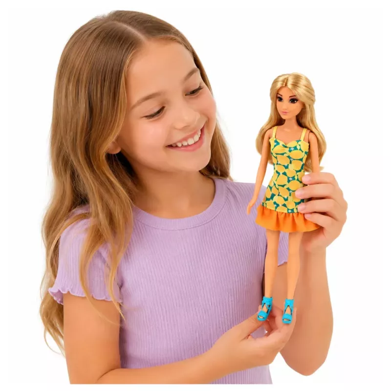 LEAN TOYS Anlily nukk kollases kleidis koos kassipoja, aiamööbli ja vihmavarjuga