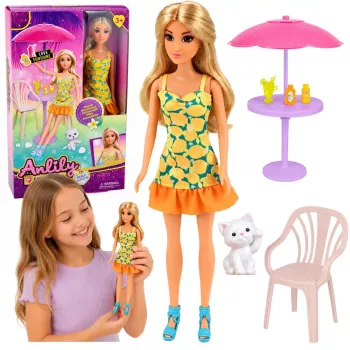 LEAN TOYS Anlily nukk kollases kleidis koos kassipoja, aiamööbli ja vihmavarjuga
