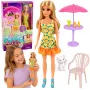 LEAN TOYS Anlily nukk kollases kleidis koos kassipoja, aiamööbli ja vihmavarjuga
