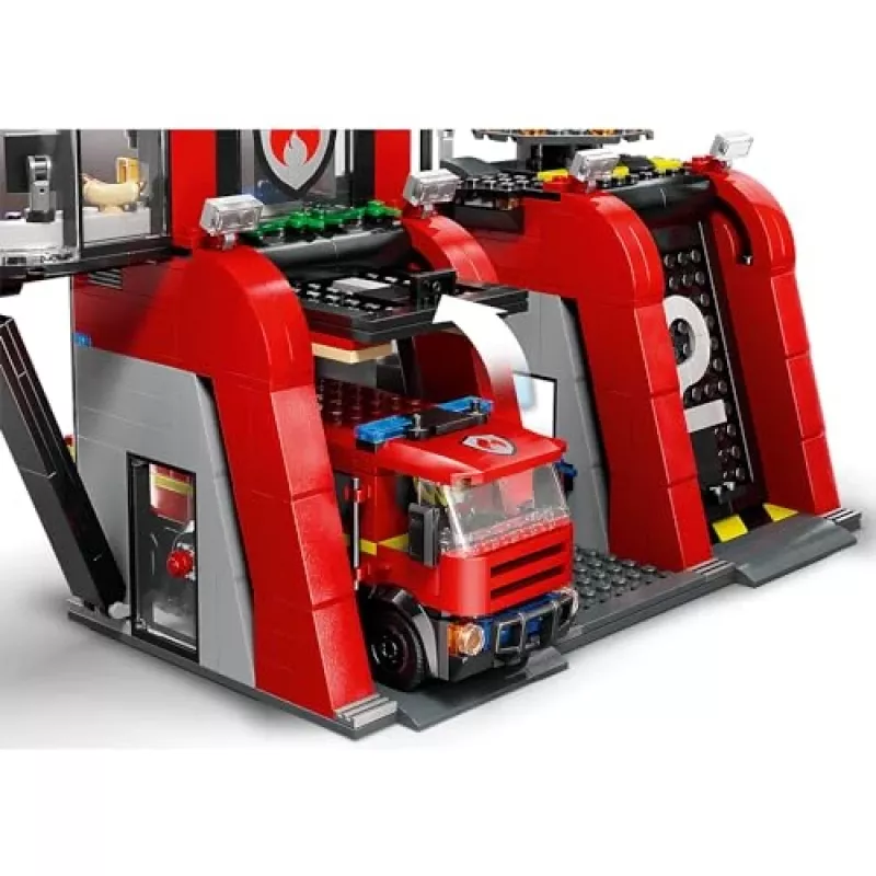 Konstruktsioonimänguasi LEGO City tuletõrjedepoo pöördredeliga sõidukiga 60414 — 843 detaili, 5 minifiguuri, 220×320×140 mm