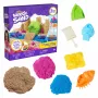 Kinetic Sand Beach Adventure Set – 907g liiva 3 värvitoonis koos vormide, tööriista ja mängualusega