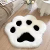 LEAN Plush Paw Rug Pehme Karusnahavaip Must ja Valge 60 x 60 cm