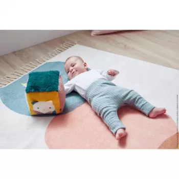 Kaloo Stimuli Sensory Activity Cube - Mitmevärviline riidest beebimänguasi kõristi, krobispaberi, peegli ja hammastusrõngaga
