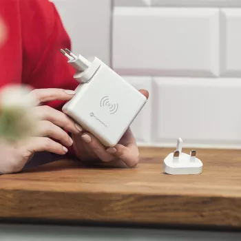 FORCELL F-ENERGY 4-ühes 15 W juhtmevaba laadija USB/USB-C pesadega ja 8000 mAh akupangaga