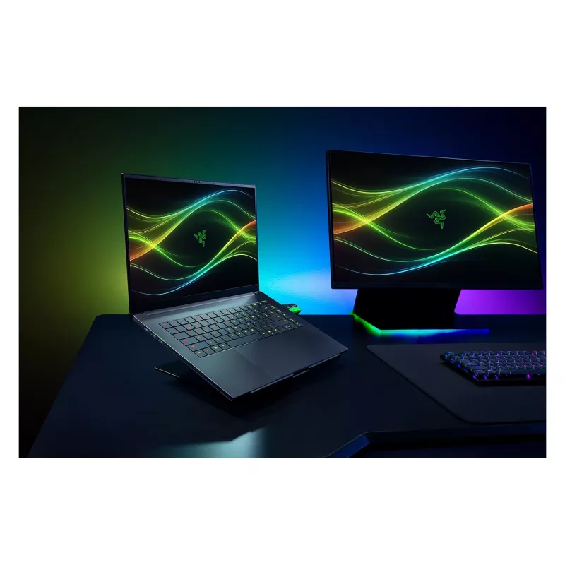 Razer Blade 16 - 16-tolline QHD+ 240Hz OLED-ekraan, Intel Core Ultra 9 386H, 32GB RAM, 2TB SSD, NVIDIA GeForce RTX 5090, Windows 11