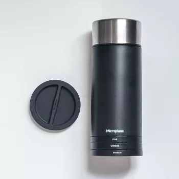 Microplane Universal Mill - Must/Läbipaistev Pöörlev Riiv Kõvade Juustude, Šokolaadi, Pähklite, Maitseainete Jaoks