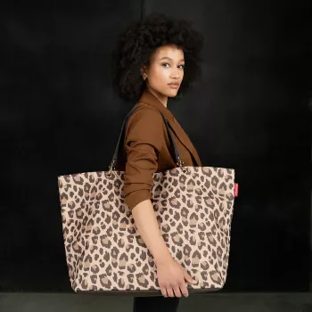 Reisenthel Shopper XL Leo Macchiato – Suur taaskasutatud PET-ostukott leopardimustriga, 35 L
