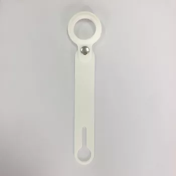 CYOO Apple AirTag silikoonkaitseümbris võtmehoidjaga - valge (CY122409)