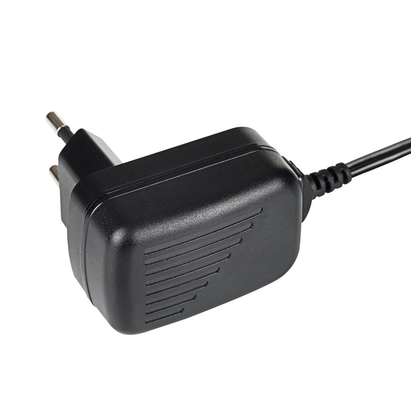 Akyga AK-TB-08 universaalne toiteadapter 5 V / 1 A 5 W, DC 5,5 x 2,1 mm, 1,4 m, must