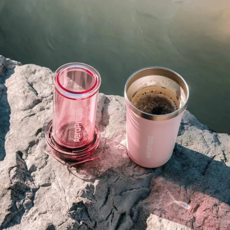 AeroPress Go Plus kohvimasin roosa termokruusiga 475 ml