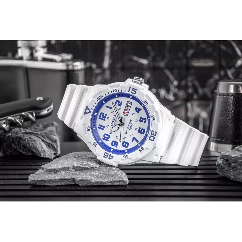 CASIO MRW200HC7B2VD meeste analoogkvartskell päeva-kuupäeva näiduga, 100m veekindlus, vaigurihm, valge sihverplaat, sinine/punane raam