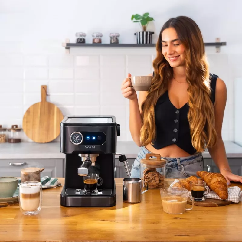 Cecotec Power Espresso 20 Pro Latte kohvimasin, 20 baari pumba rõhk, sisseehitatud piimavaht, poolautomaatne, must, 1350 W