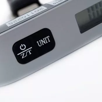 ELDOM WB10 Digitalne pagasikaal 50 kg, taustvalgustusega LCD, roostevabast terasest konks, taara- ja hoidmisfunktsioonid