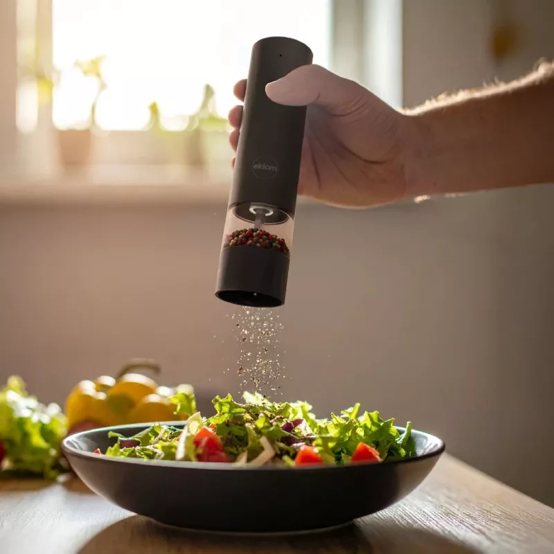 ELDOM ZMP5 patareitoitel soola- ja pipraveski komplekt koos alusega, must