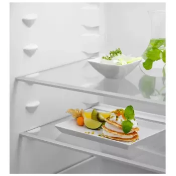 Electrolux LNA7NE18S integreeritud külmik-sügavkülmik - 253L kogumaht, Low Frost, E energiaklass