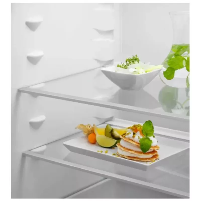Electrolux LNA7NE18S integreeritud külmik-sügavkülmik - 253L kogumaht, Low Frost, E energiaklass