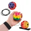 LEAN TOYS Hüppepall elastse nööriga, sensoorne, mõlkidega, värviline, 6 cm