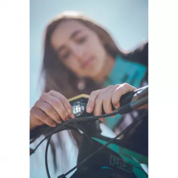 Lezyne LED valgustite komplekt USB paar – 200 luumenit ees ja 10 luumenit taga, IPX7, integreeritud USB laadimine