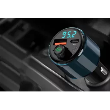 NAVITEL BHF05 MAX Multifunktsionaalne FM-saatja Bluetooth 5.0, USB-ühenduvuse, käed-vabad kõnede, LED-ekraani ja QC3.0 kiirlaadimisega