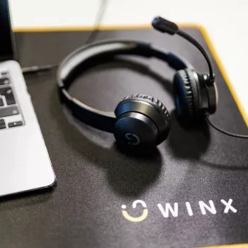 WINX CALL Clear 3,5 mm kõrvaklapid, juhtmega üle-kõrva mudel, mürasummutusega mikrofon, helitugevuse regulaator, nahkpolsterdusega - must