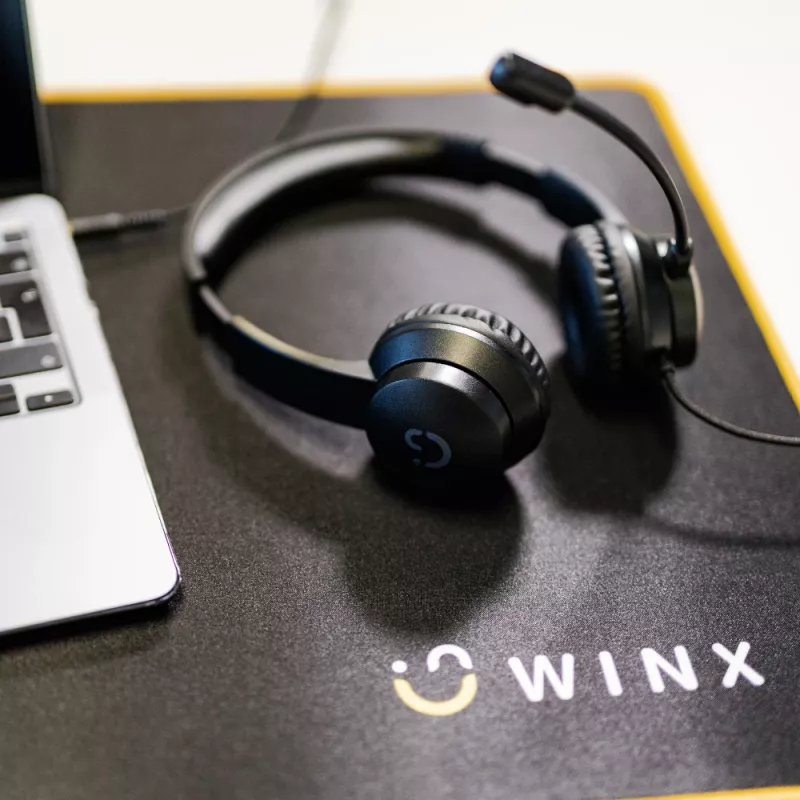 WINX CALL Clear 3,5 mm kõrvaklapid, juhtmega üle-kõrva mudel, mürasummutusega mikrofon, helitugevuse regulaator, nahkpolsterdusega - must