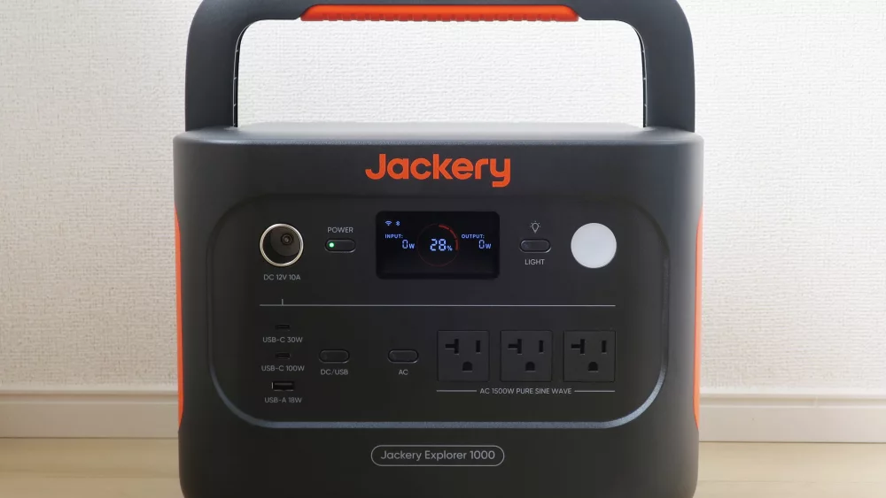 Jackery Explorer 1000 akujaam eestvaates: ekraan, pistikupesad ja USB-pordid