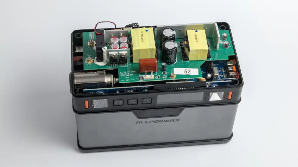 Avatud korpusega Allpowers S300 akujaam, näha on akuelemendid ja elektroonika