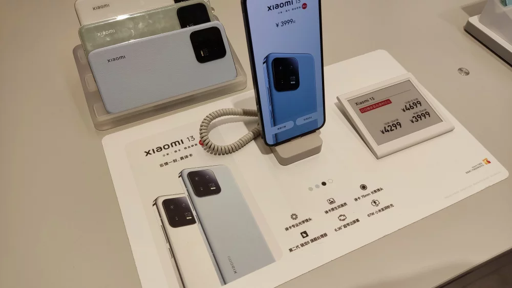 Xiaomi nutitelefonid poe väljapanekul